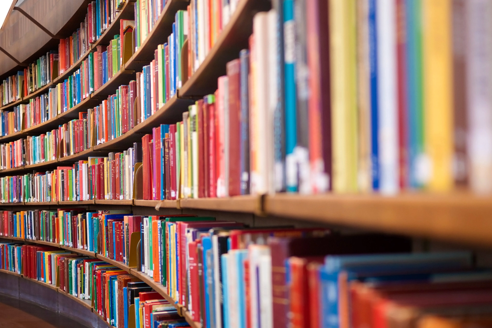 Bücherregale in einer Bibliothek
